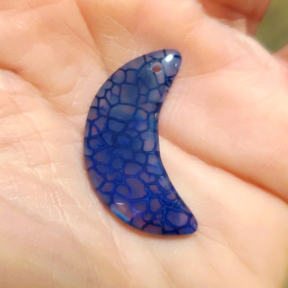 New Carved Dragon Veins Agate Crescent Moon Pendant. - Picture 3 of 12